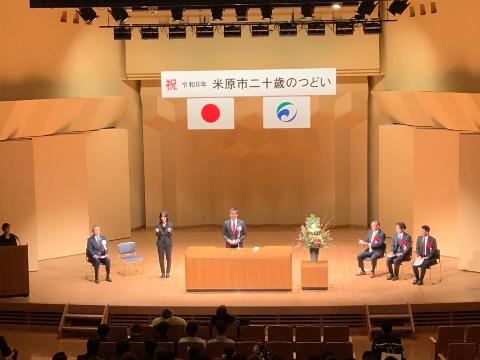 ステージ上で挨拶をする市長の写真