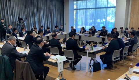 会議室にて長机で囲んで会議している様子