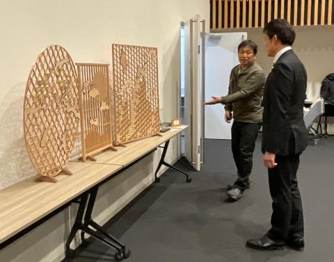BIWAプロジェクト木工商材の説明を受ける米原市角田市長
