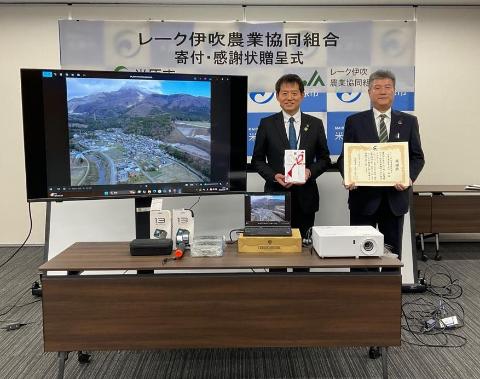 市長とレーク伊吹農業協同組合の方と記念写真撮影