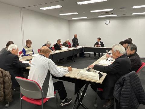 長机で囲んで意見を交換している様子