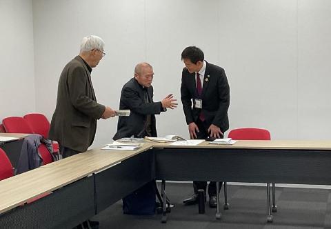 グラウンド・ゴルフ協会の方、男性2人が市長に意見を伝えておりそれを耳に傾けているようす