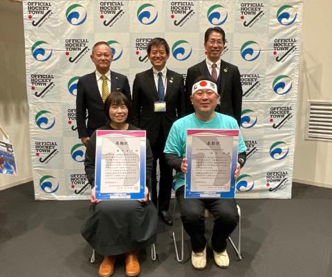 わたSHIGA輝く国スポ・障スポ米原市実行委員会第5回総会表彰者と記念写真を撮る角田市長の写真