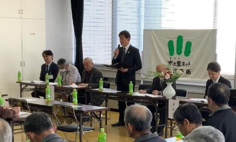 会議室にて挨拶している市長の写真