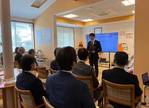 利用ルームにて挨拶されている市長の写真