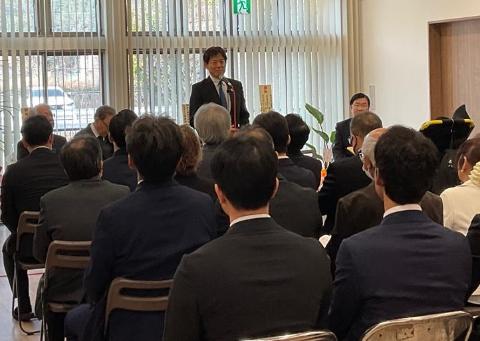 大勢の人の前で挨拶されている市長の写真