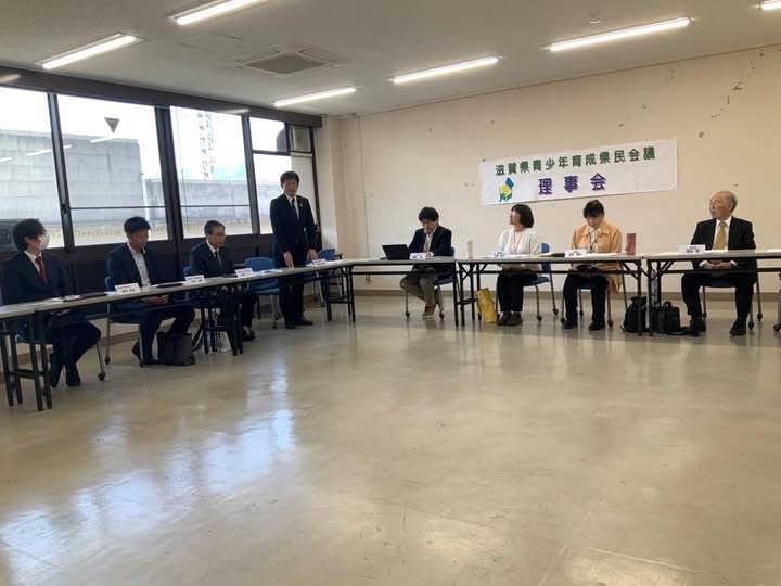 会議室にて長机で四角形に囲んでいる。角あたりの席で立ってお話されている市長の写真