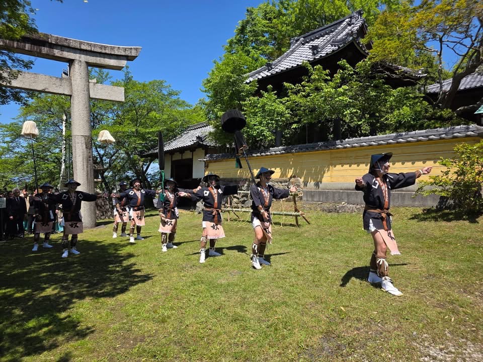 武家奴振りのようす。笠を被って法被を着ている男性の集団が練り歩いているようす
