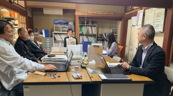 職員の皆さんと意見交換しているようすの写真