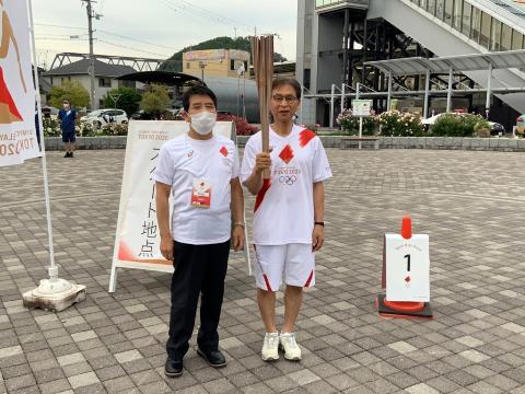 東京2020オリンピック聖火リレー（トーチを持ったランナーと一緒の様子）