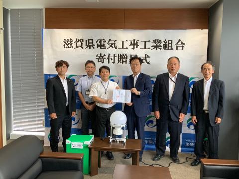 滋賀県電気工事工業組合 寄付贈呈式で寄贈品を受け取る市長