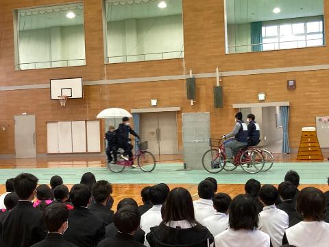 米原中学校における自転車交通安全教室