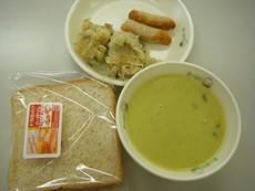 ライ食麦パン、メープル＆マーガリン、グリーンスープ、香草ソーセージ、ジャーマンポテトが並べられた写真