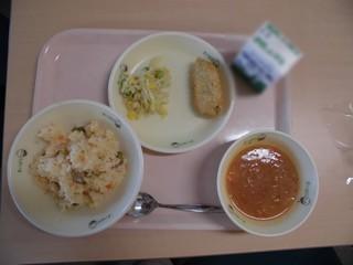 ご飯、スープ、おかず、牛乳がトレイに並べられた写真
