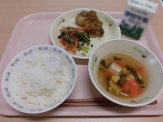 ごはん、牛乳、さんまのねぎおろし酢かけ、小松菜のしょうが和え、豆腐のすまし汁がトレーに並べられた写真