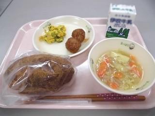 きな粉パン、牛乳、チーズ入り肉だんご、ABCスープ、かぼちゃサラダがトレーに並べられた写真