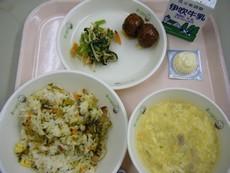 高菜チャーハン、中華風コーンとたまごのスープ、肉だんご、ナムル、型抜きチーズ、牛乳がトレーに並べられた写真
