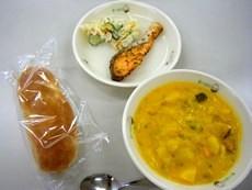 米粉パインパン、かぼちゃのポタージュスープ、サケの香草焼き、コールスローサラダが並べられた写真