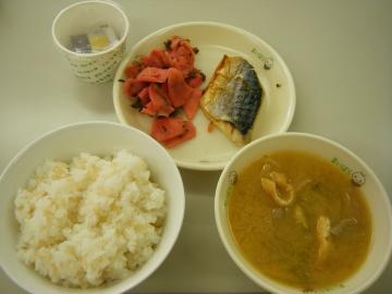 ご飯、みそ汁、おかず、納豆の写真
