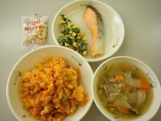 チキンライス、かぶのスープ、鮭のムニエル、クリーミーポパイサラダ、カシューナッツが並べられた写真