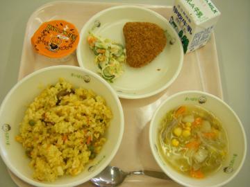 ご飯、スープ、おかず、牛乳、プリンがトレイに並べられた写真