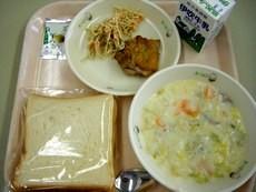 春野菜の米粉シチュー、食パン、ガーリックチキン、ごぼうサラダ、牛乳がトレーに並べられた写真