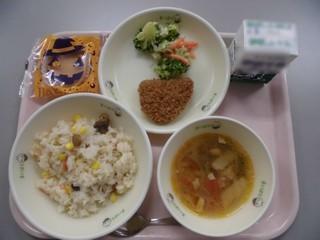 ご飯、スープ、おかず、牛乳とハロウィンのお菓子がお盆に並べられている写真