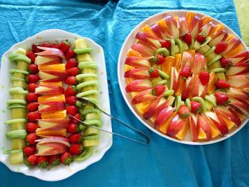イチゴ、リンゴ、キウイ等のカットフルーツが盛られた2皿の写真