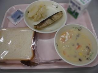 食パン、スープ、おかず、ブルーベリージャム、牛乳がトレーに並んでいる写真