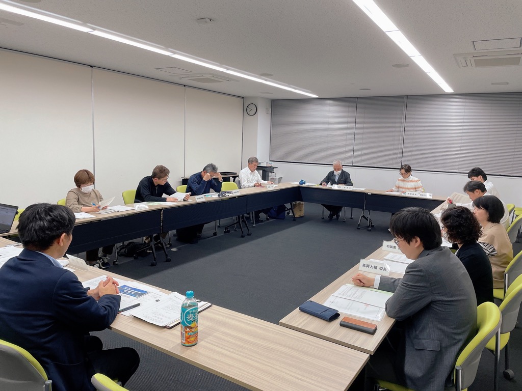 令和6年度第1回社会教育委員会議。会議室で長机で囲んで会議しているようす