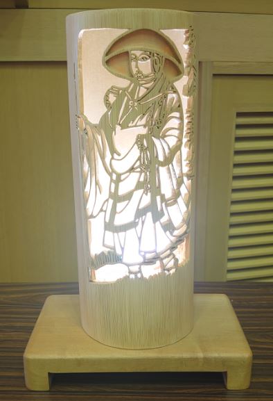 彫刻・工芸部門の市議会議長賞を受賞した作品の画像。竹の側面が弘法大師の絵柄に彫られている。