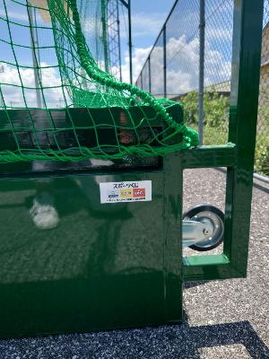 ホッケーゴールに貼り付けてあるロゴマークの写真