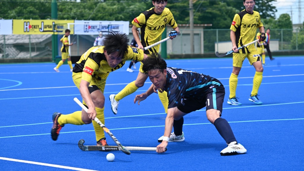 選手同士がボールを奪い合っているようす
