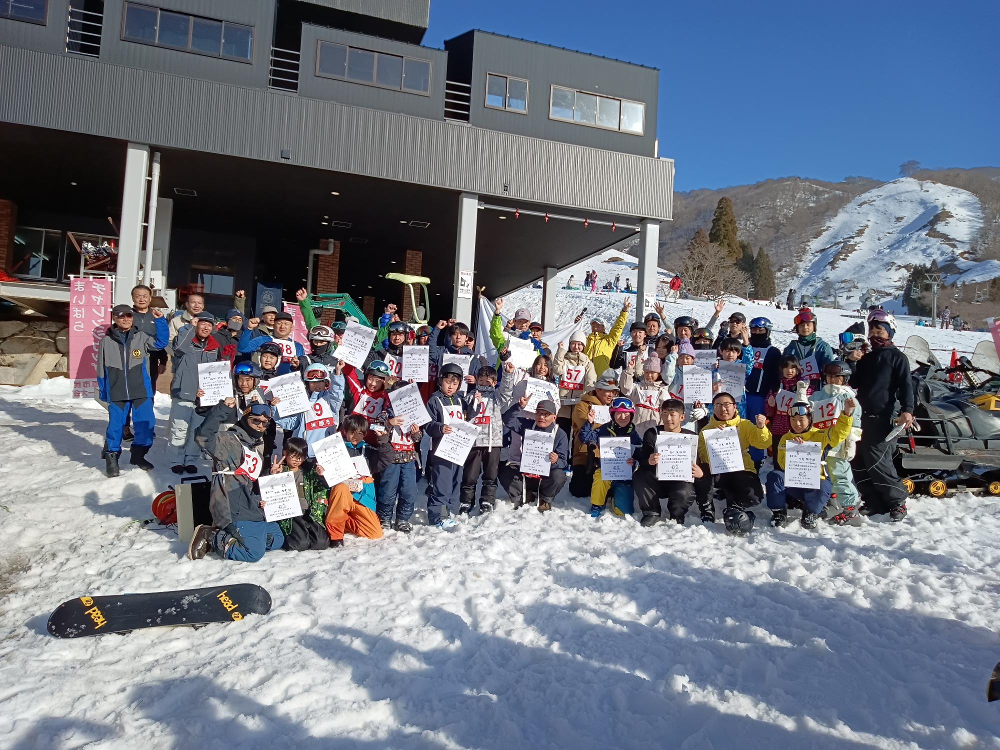 まいばらチャレンジカップに参加された人達で集合写真を撮影している様子