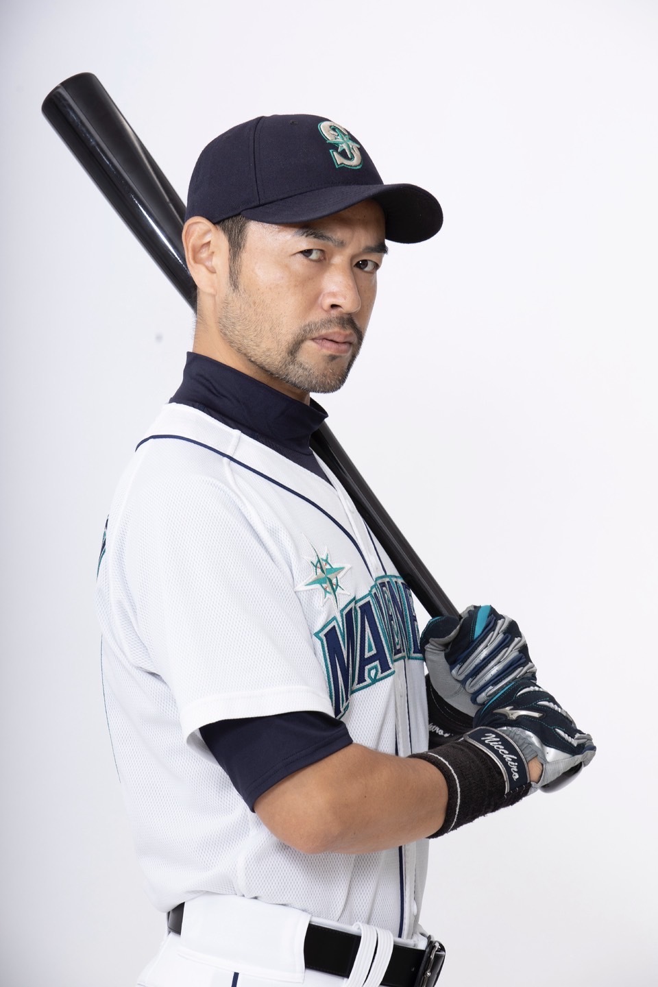 野球バットを手に持っている。モノマネ芸人のニッチローさんの宣材写真。
