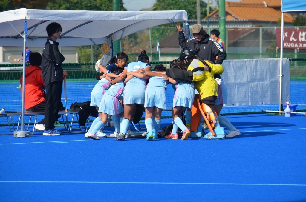 チームの選手たちが円陣を組んでいるようす