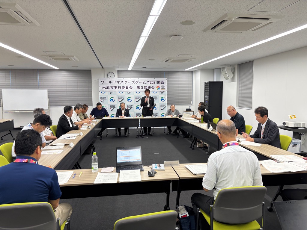 会議室にて大勢の職員が机で囲んで意見交換しているようす
