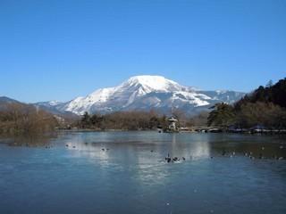 三島池から撮影した冬の伊吹山の写真