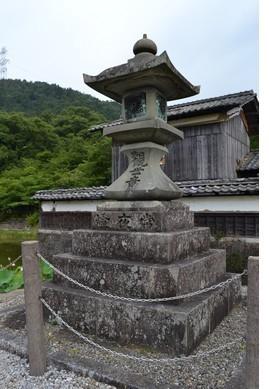 観音寺石灯籠の写真