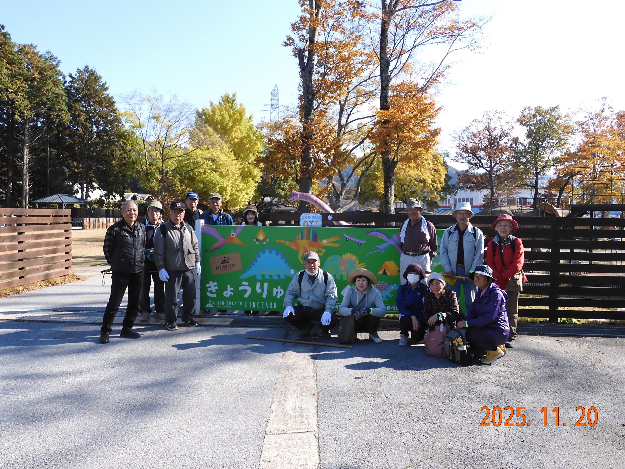 参加者が施設の入口で記念撮影する写真