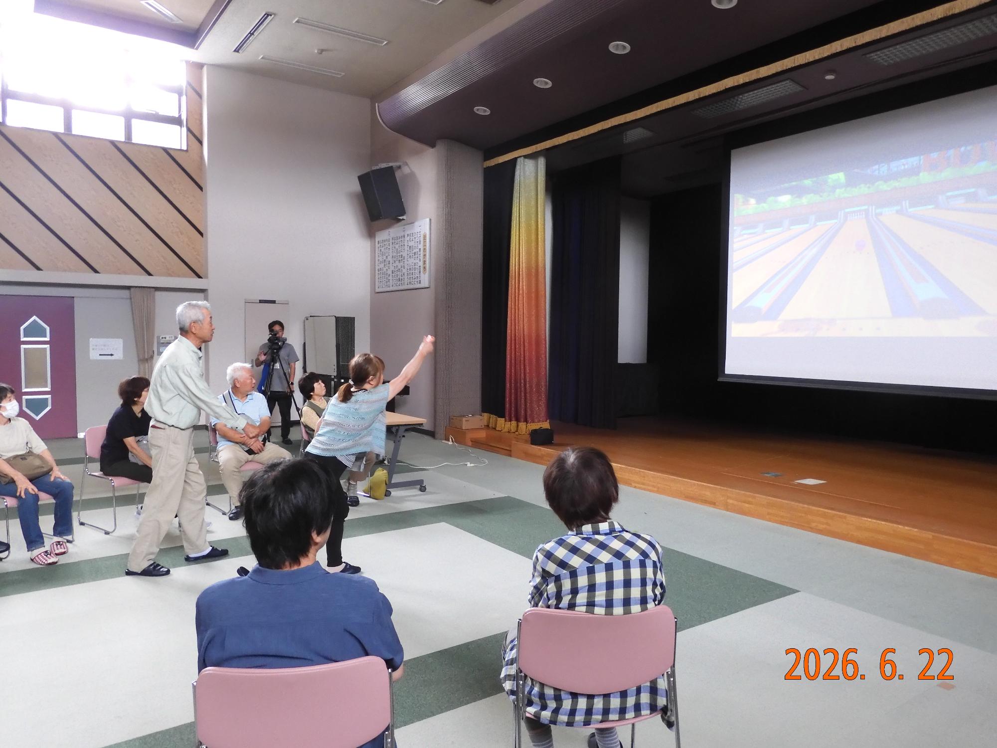 大画面のプロジェクターを使ってeスポーツ（ボウリング）を楽しむ様子
