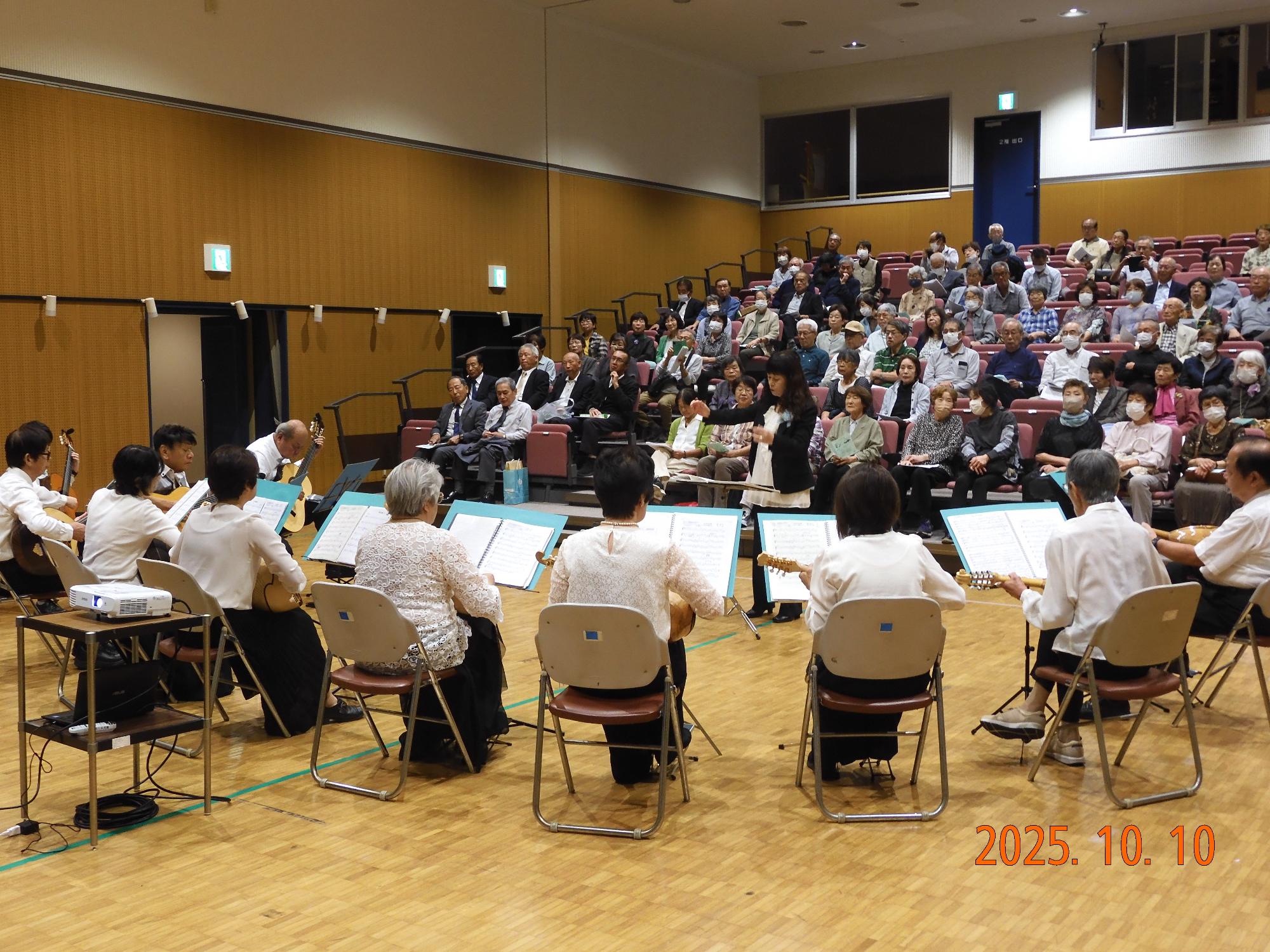 マンドリーノ洋ハートフルコンサートを楽しんでいる参加者の様子の写真