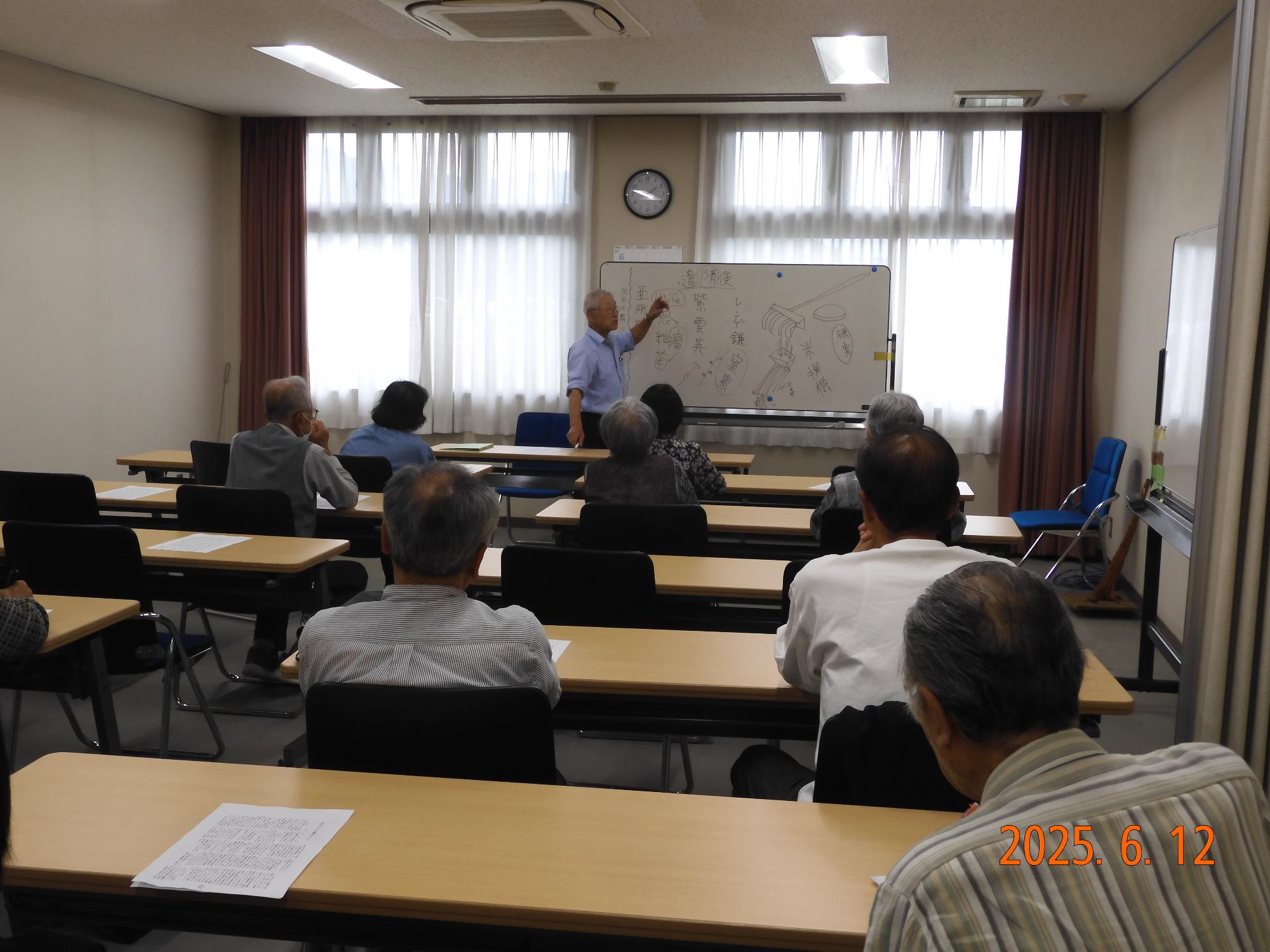 講座の話を聞いている参加者の皆さんの写真