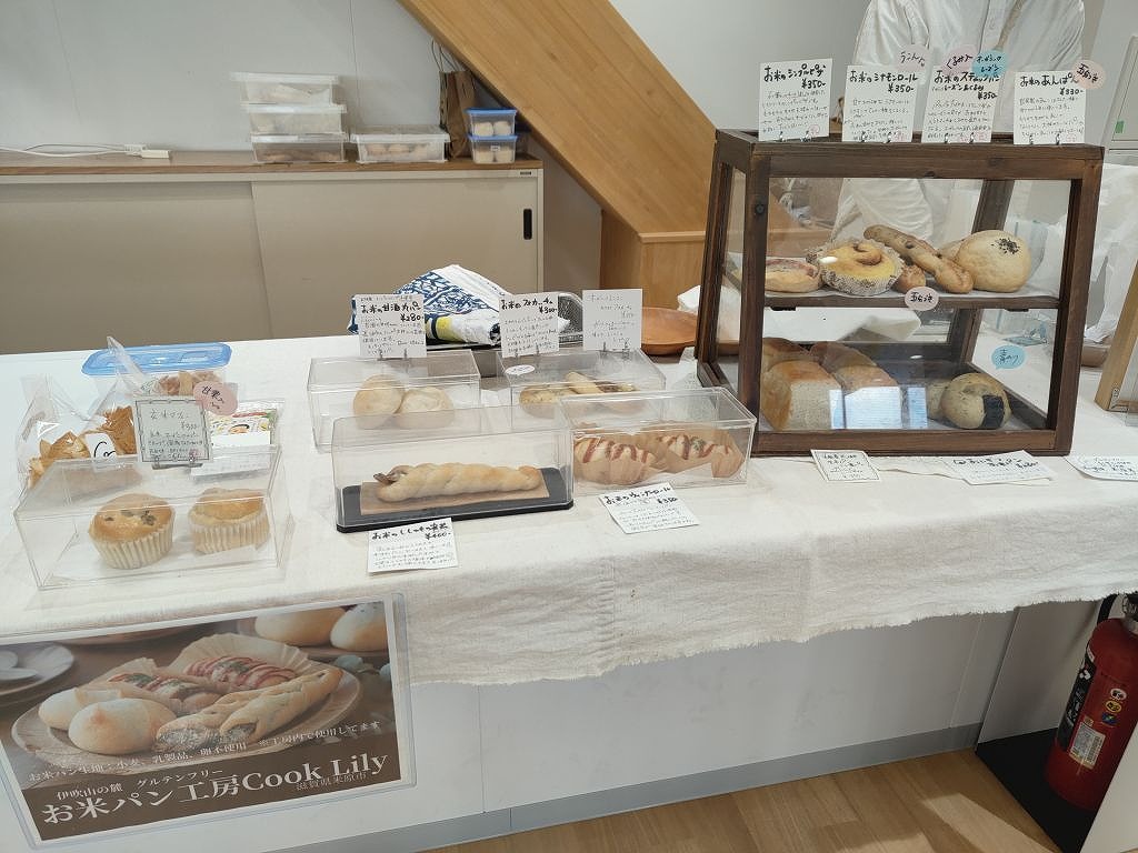 マフィンやウィンナーパンなどさまざまなパンが並んでいる写真