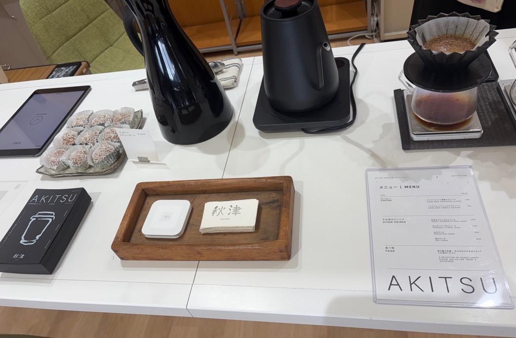 チョコレートやコーヒー等が並んでいる写真