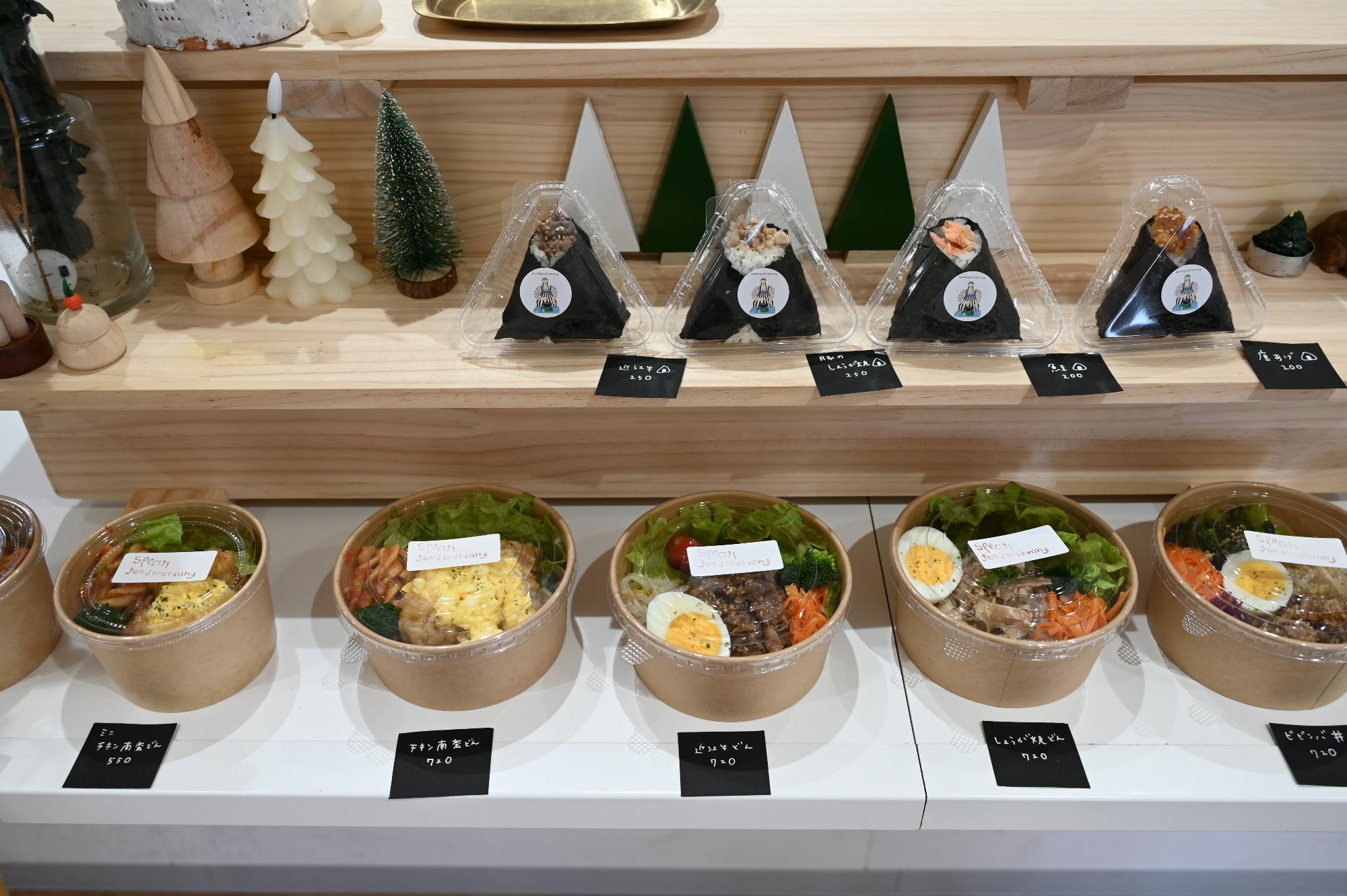 おにぎりや各種どんぶりが陳列されている写真