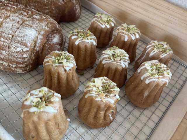 パンやカヌレの形をしたお菓子が並んでる写真