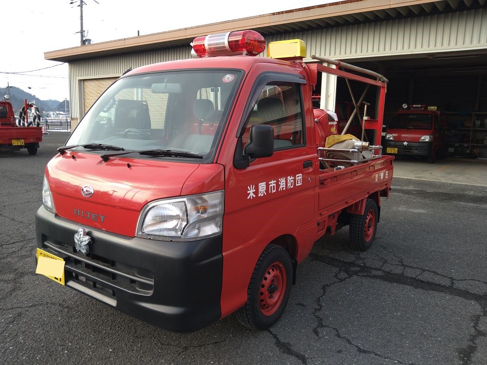 物品番号1消防ポンプ積載車1外観左前方から全体を写した画像