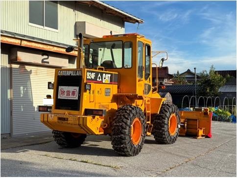 正面右側から見た大型特殊自動車(除雪車)