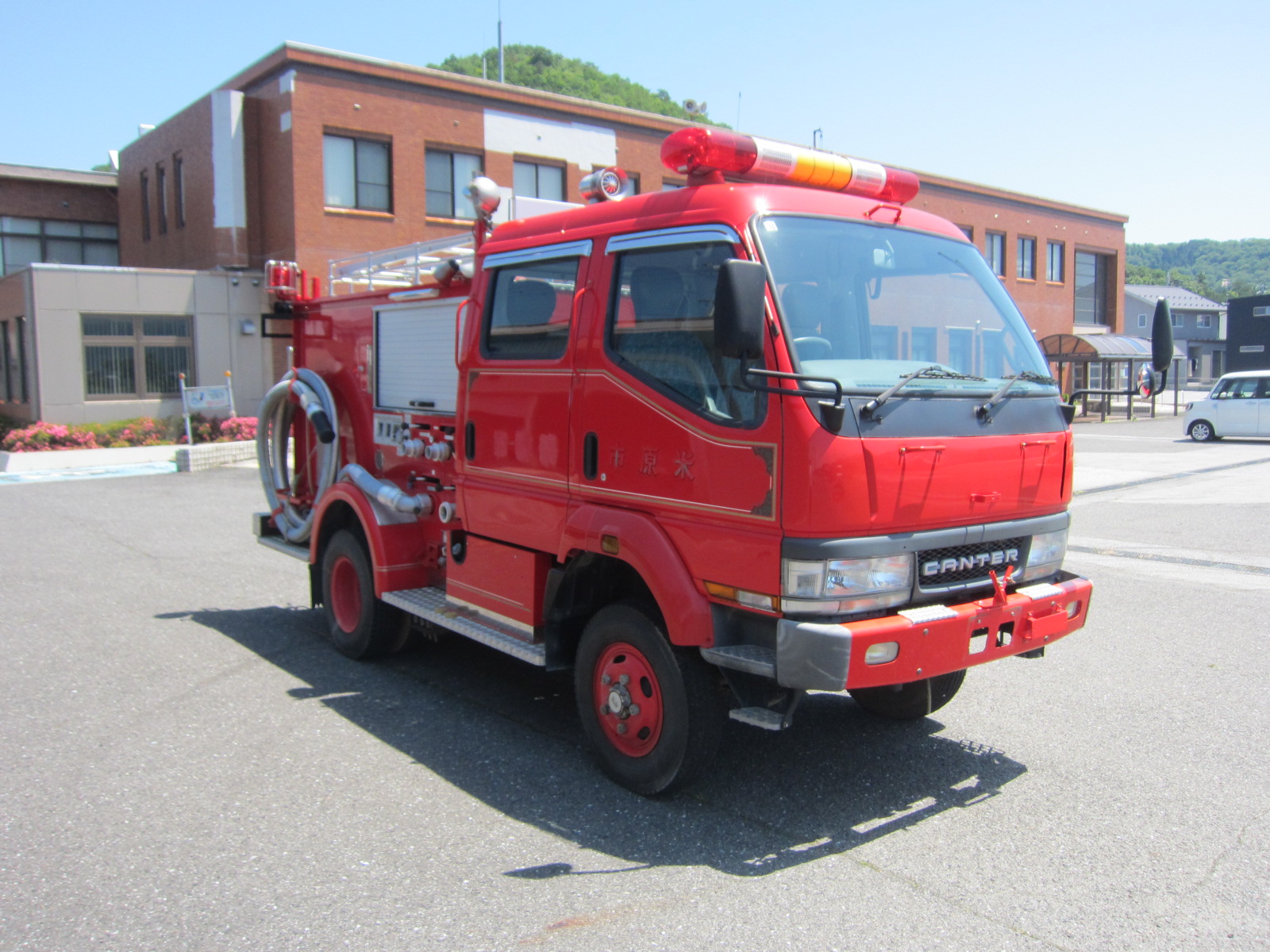 物件番号1消防ポンプ車外観右前方から全体を写した画像